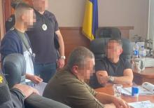 350 тисяч за виїзд закордон: на Київщині начальника військової райадміністрації та його радника затримали на хабарі
