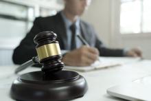 Адвокат може поєднувати функції захисту обвинуваченого та представництва цивільного відповідача