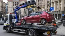 В Україні хочуть заборонити інспекторам з паркування примусову евакуацію авто: але є один нюанс