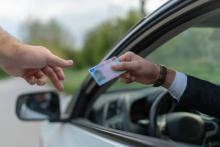 Позбавлення права керування транспортними засобами особі, яка немає водійських прав