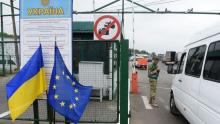 Шахраї в соцмережах пропонують українцям "допомогу" у виїзді за кордон - як не втратити кошти розповіли в Нацполіції