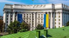 Обмеження на надання консульських послуг українським чоловікам за кордоном: у МЗС надали роз'яснення