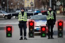 До уваги водіїв: як читати жести регулювальників на дорозі?
