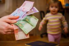 Батьки, які самостійно виховують дитину, можуть розраховувати на соціальну підтримку з боку держави