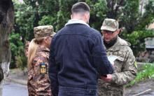 Юристи пояснили, чи може ТЦК видати повістку особі, що має бронь, але не проходила ВЛК