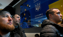 Юнакам за кордоном не видають паспорта без постановки на військовий облік: роз'яснення адвоката