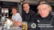 Поліція Києва притягнула до відповідальності «блогерів», які напідпитку у прямому ефірі хизувались наявністю незареєстрованої зброї