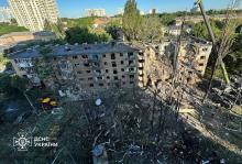 У Києві в результаті російського обстрілу знову зруйновано будинок: є загиблі та поранені 