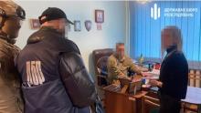 Посадовець ТЦК на Закарпатті допомагав призовникам втікати з центру комплектування за $3-4 тис - ДБР