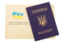 Верховна Рада ухвалила постанову, якою з паспортів у формі книжечки буде вилучено записи російською мовою