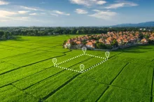 Захистом прав власника ділянки, яка перебуває у чужому володінні, є скасування держреєстрації та витребування спірної ділянки