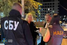 СБУ та НАБУ викрили суддю та адвокатку з Одеси, які за хабарі ухвалювали «потрібні» рішення в судах