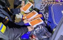 Чому на митниці не знають, скільки смартфонів iPhone ввозять в Україну - пояснення адвоката