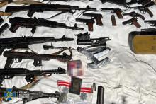 СБУ та Нацполіція викрили злочинне угруповання, яке намагалося продати одну із найбільших партій «трофейної» зброї за час повномасштабної війни