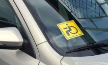 Кабмін вніс законопроект, спрямований на унормування права водіїв з інвалідністю або водіїв, які перевозять осіб з інвалідністю