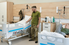 Операції, протези, реабілітація: хто оплачує лікування поранених військових і що гарантує держава