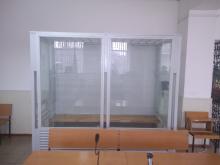 (НЕ)Припинення утримання обвинуваченого в межах скляної кабіни під час судового засідання