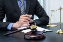 Факт участі особи у справі та наділення її статусом учасника справи не надає їй права на оскарження окремої ухвали