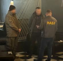Зняття з розшуку ТЦК та оформлення відстрочки: працівника СБУ викрили на одержанні хабаря
