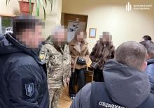 Військові ТЦК заробляли на "ухилянтах", а гроші отримували через неповнолітню дівчину – ДБР