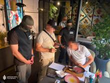 20 тисяч доларів за «правильне» рішення суду: ДБР затримало адвоката з Києва