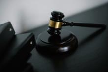 На Хмельниччині суд відмовив чоловікові в усиновленні трьох дітей дружини: мотиви рішення