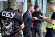 СБУ та Нацполіція викрили та затримали адвоката, який за хабарі обіцяв «вирішити» справи в судах Києва