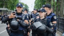 Розміщення у Facebook фото поліцейських під час виконання ними своїх обов’язків не являється порушенням прав поліцейських на приватність – ЄСПЛ