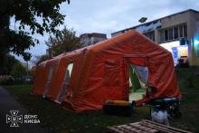 У звʼязку зі складною ситуацією в Києві розгорнуто намети в Оболонському, Голосіївському та Подільському районах
