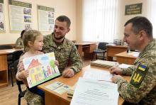 Звільнення з військової служби: жінка-військовослужбовець та дитина від іншого шлюбу