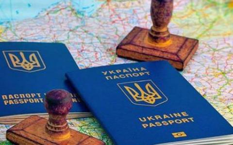 Українці з біометричними паспортами зможуть подорожувати без віз у 100 країн світу