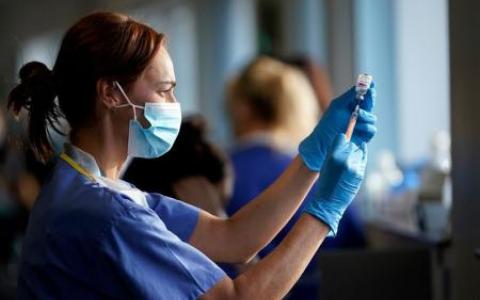 Окружной админсуд приостановил приказ Минздрава об обязательной вакцинации от COVID-19