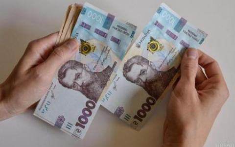 Чи потрібно подавати декларацію по «тисячі Зеленського»: юристи кажуть, що ні
