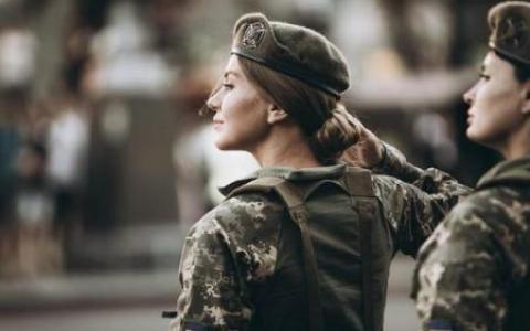 Очереди в военкоматах, отлов на работе и призыв в армию: как будет проходить "женская" мобилизация