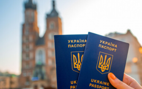 Найбільш сприятливі напрямки притулку за кордоном для українських біженців: де і яку пропонують допомогу?