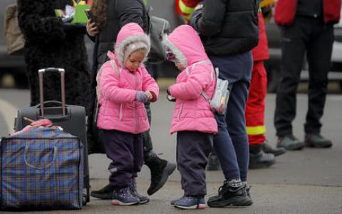 Які категорії дітей мають обов'язково стати на консульський облік закордоном: інфографіка