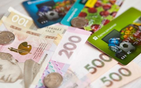 Готівка чи банківська картка: рекомендації для громадян України, які евакуюються за кордон