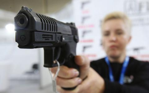 Застосування цивільними особами вогнепальної зброї під час участі у відсічі та стримуванні збройної агресії