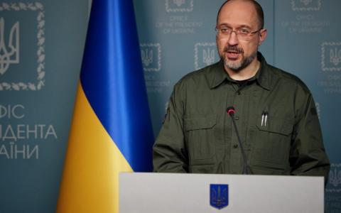 Додаткові виплати для переселенців: прем'єр-міністр розповів хто отримає гроші