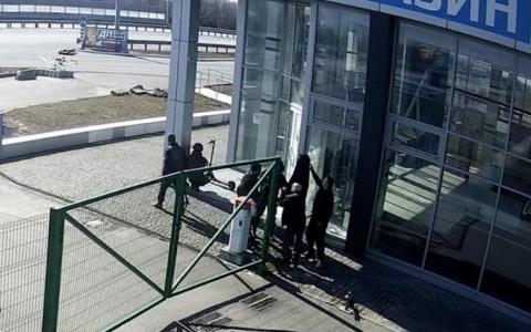 Військові злочини РФ: камера спостереження зафіксувала вбивство цивільних російськими солдатами (фото, відео)