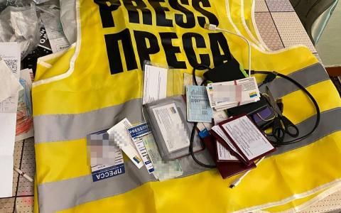 У Києві викрили шахрая, який виготовляв та збував підроблені журналістські посвідчення (фото, відео)