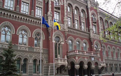 НБУ скасував обмеження на встановлення курсу та зменшив ліміт на зняття готівкової гривні за кордоном