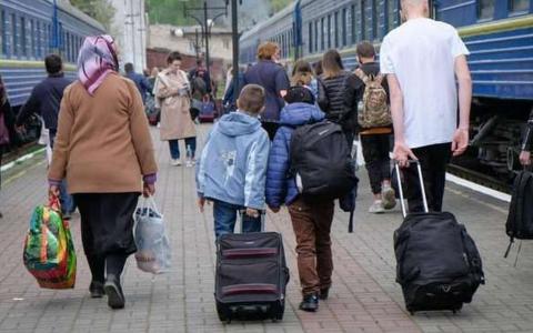 Українців, які виїхали за кордон, позбавлятимуть деяких соцвиплат