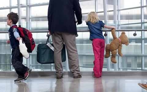 Хто з українців може вивезти дитину за кордон під час війни: роз’яснення