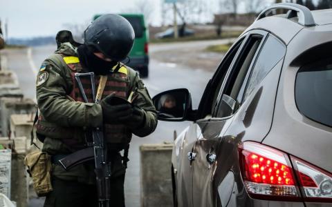 Чи мають право українські військові перевіряти телефони громадян - роз'яснення адвоката (відео)