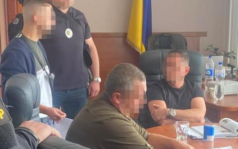350 тисяч за виїзд закордон: на Київщині начальника військової райадміністрації та його радника затримали на хабарі