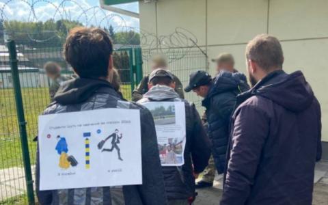 Студенти іноземних університетів, яких не випустили з України на навчання, виграли перші справи у судах
