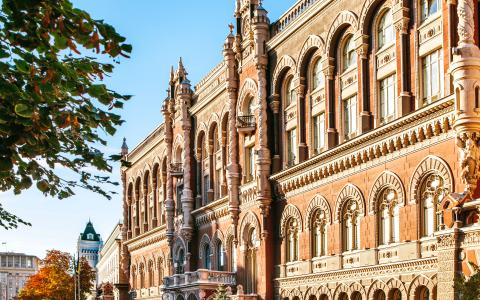 Придбання товарів за кордоном, відкриття рахунків військовими, тощо: НБУ пом'якшив валютні обмеження