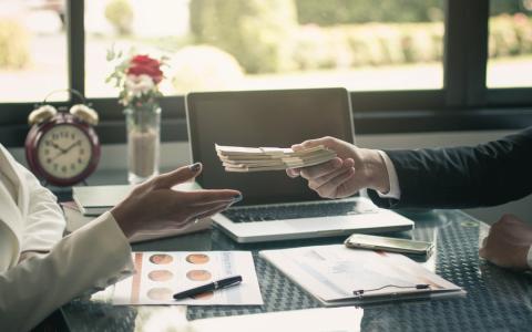 Матеріальна допомога від роботодавця: як її отримати?