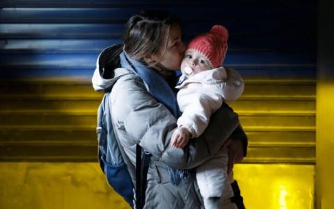 Допомога українським біженцям за кордоном: які зміни очікуються у 2023 році?